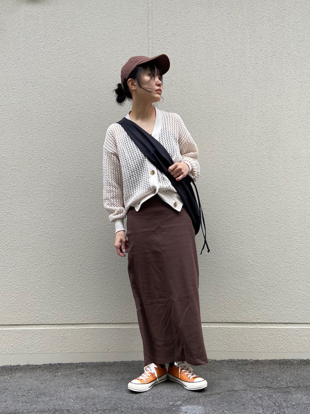 「春コーデ、キャミワンピ、カーディガン、透かし編みニット、メッシュニット、ニットカーディガン、タイトワンピース、スニーカー、スニーカーコーデ、コンバース、キャップ、キャップ女子、ショルダーバッグ、休日スタイル、おでかけコーデ」｜「靴下屋のアイテム（キャップ、ブラウン系）」を使った、uno.さん（レディース・155cm）の春コーディネートの2枚目の写真
