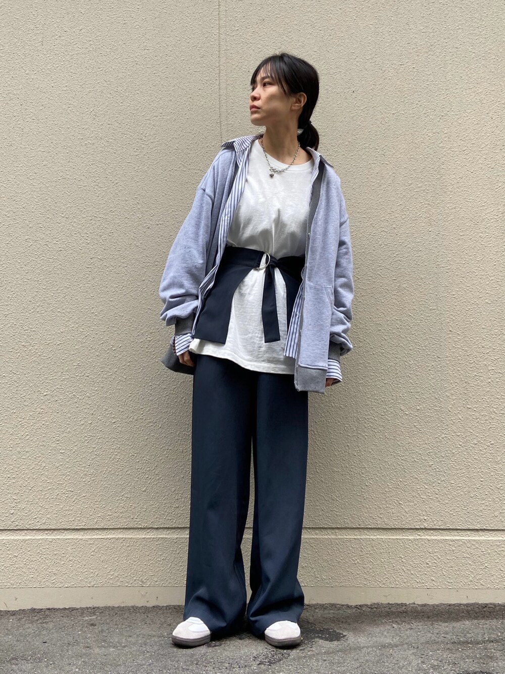 ブルー系のその他パンツ、ホワイト系のシャツ/ブラウス、グレー系のカーディガン/ボレロを着用したレディースの春コーディネートの2枚目の写真