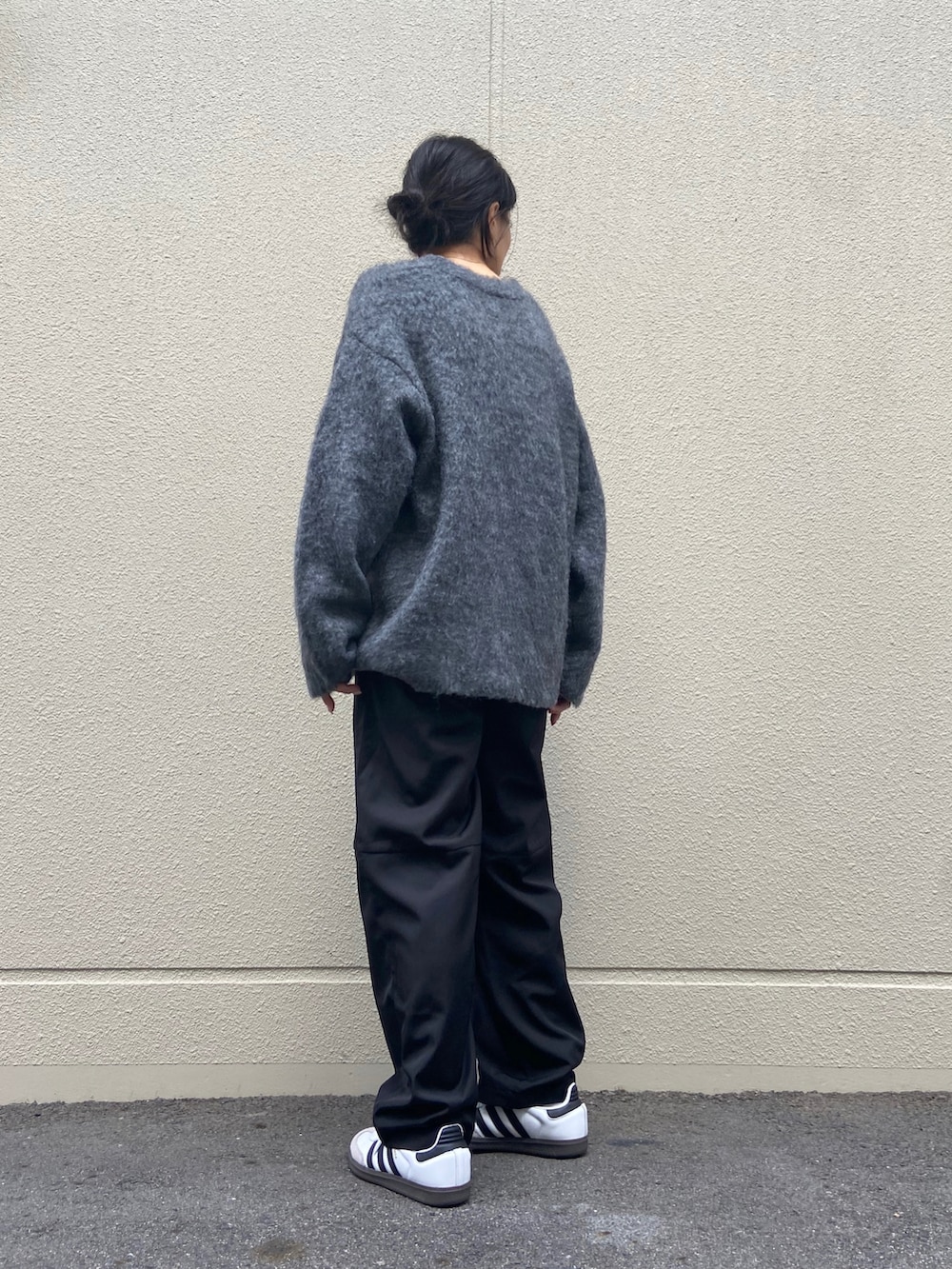 ブラック系のその他パンツ、グレー系のカーディガン/ボレロ、ホワイト系のタンクトップを着用したレディースの秋コーディネートの2枚目の写真