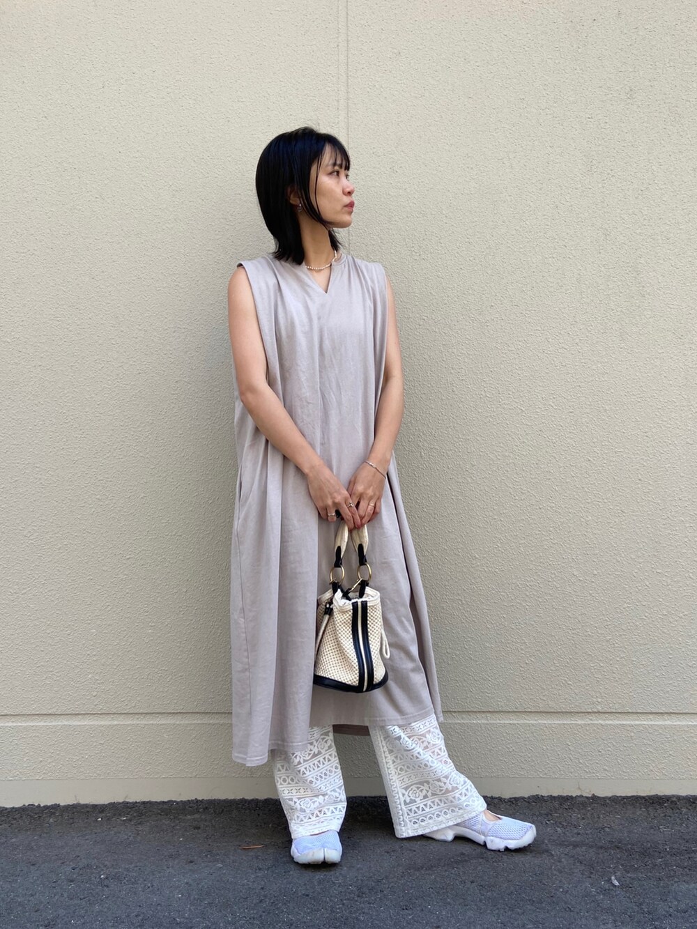 「シンプルコーデ、夏、ミニバッグ、ショルダーバッグ、エアリフト、ワンピース、レイヤードスタイル、フレアパンツ、ワントーンコーデ、ベージュ、ホワイト、レースパンツ」｜「ZARAのアイテム（ショルダーバッグ、その他）」を使った、uno.さん（レディース・155cm）の春コーディネートの2枚目の写真