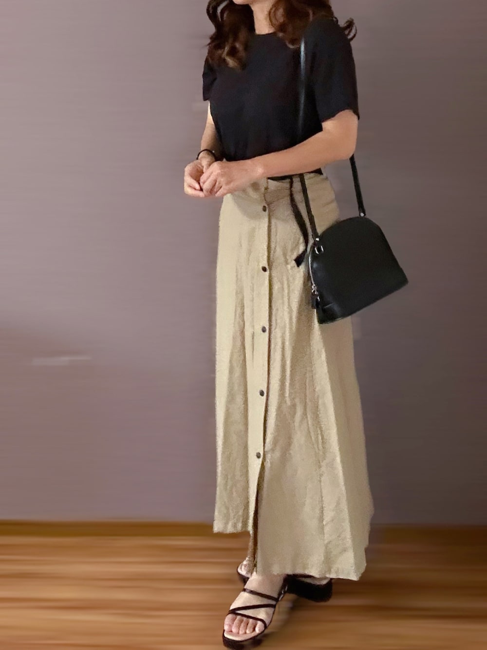 ベージュ系のスカートを着用したレディースの夏コーディネートの2枚目の写真