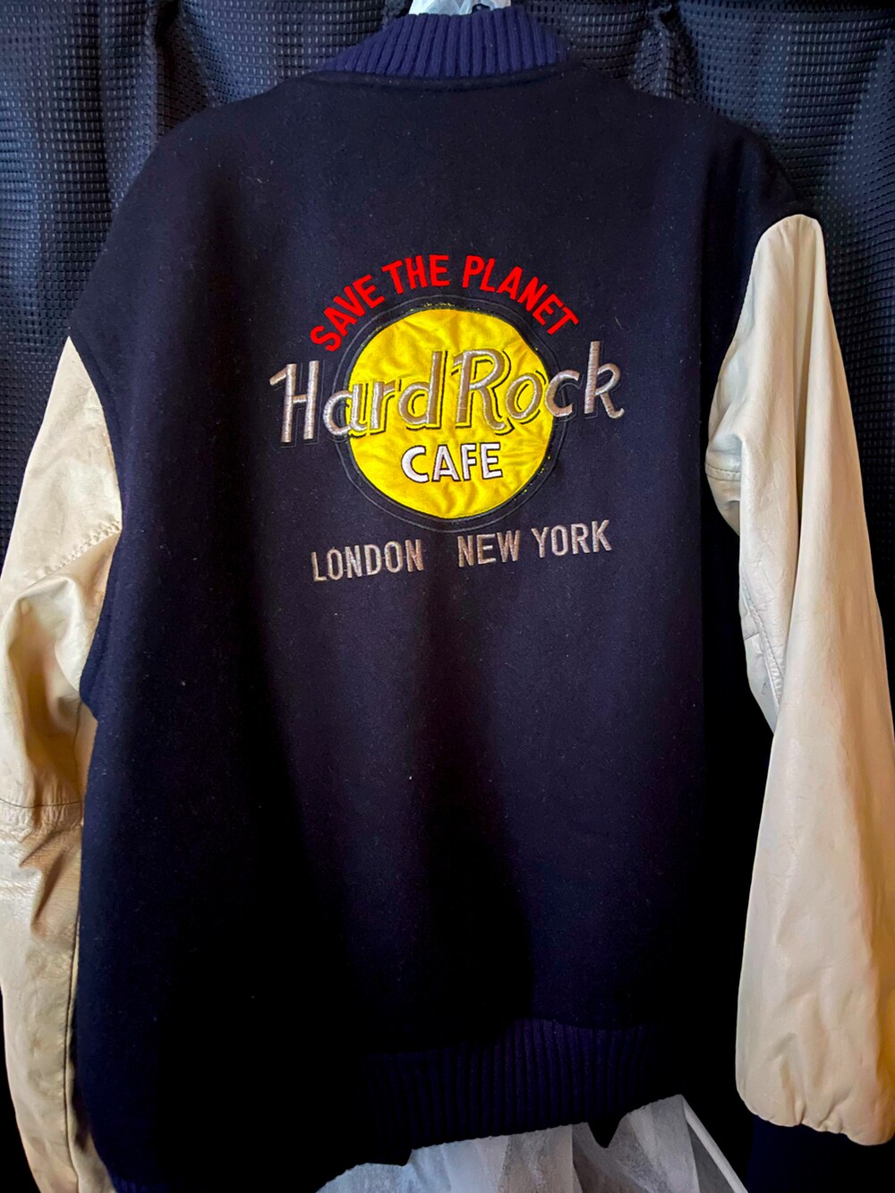 ブラック系のスタジャン、ブラック系のスウェット、ブラック系のその他パンツを着用したメンズの冬コーディネートの2枚目の写真