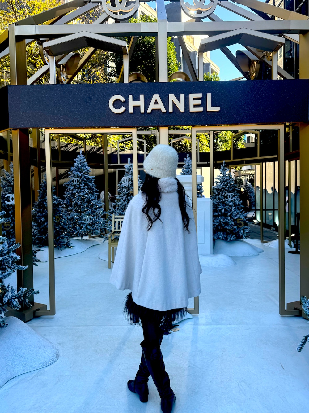 ホワイト系のその他アウター、グレー系のスカート、ホワイト系のニットキャップ/ビーニーを着用したレディースの冬コーディネートの4枚目の写真