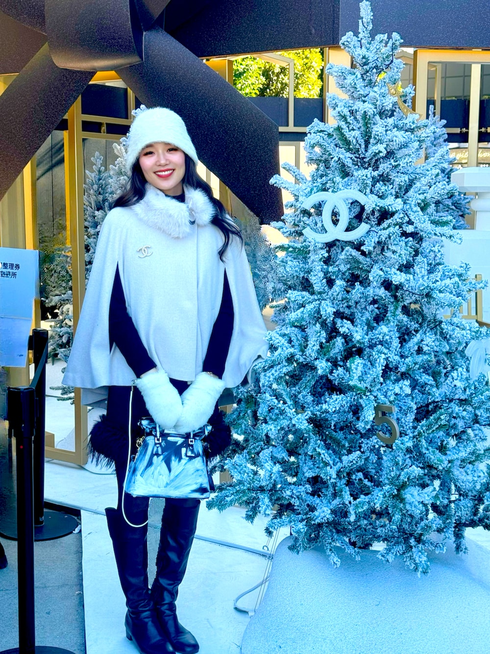 ホワイト系のその他アウター、グレー系のスカート、ホワイト系のニットキャップ/ビーニーを着用したレディースの冬コーディネートの3枚目の写真