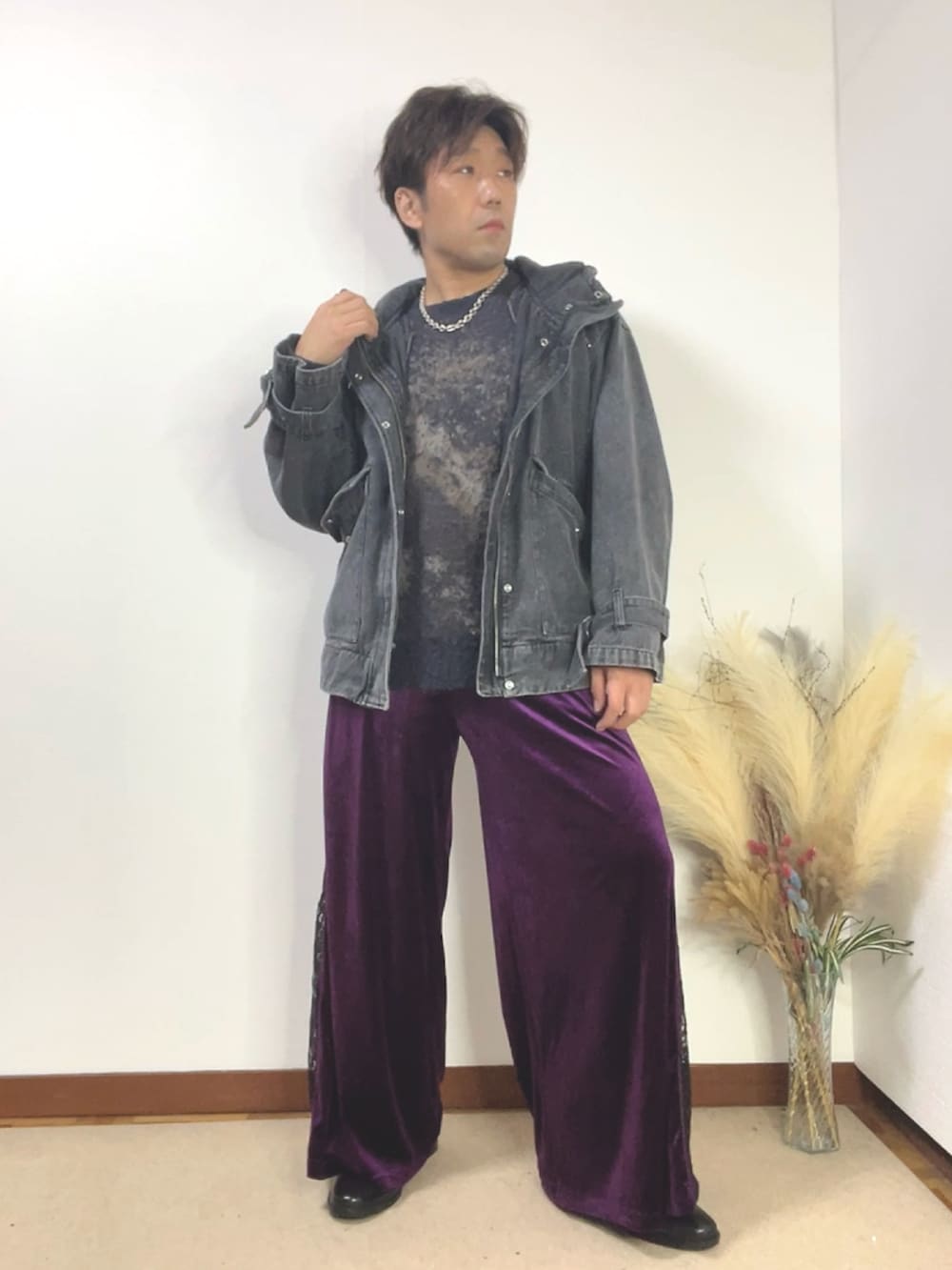 「ベロア、ベロアパンツ、ワイドパンツ、マウンテンパーカー、ニット、Ellno Loset、WYM、CLEL、きれいめカジュアル、大人コーデ、オトナカジュアル、おしゃれさんと繋がりたい、大人カジュアル、Aライン」｜「CLELの【CLEL】Military Design Mountain Parka/ミリタリーデザイン マウンテンパーカー（マウンテンパーカー、ブラック系）」を使った、すすむさん（メンズ・168cm）の春コーディネートの4枚目の写真