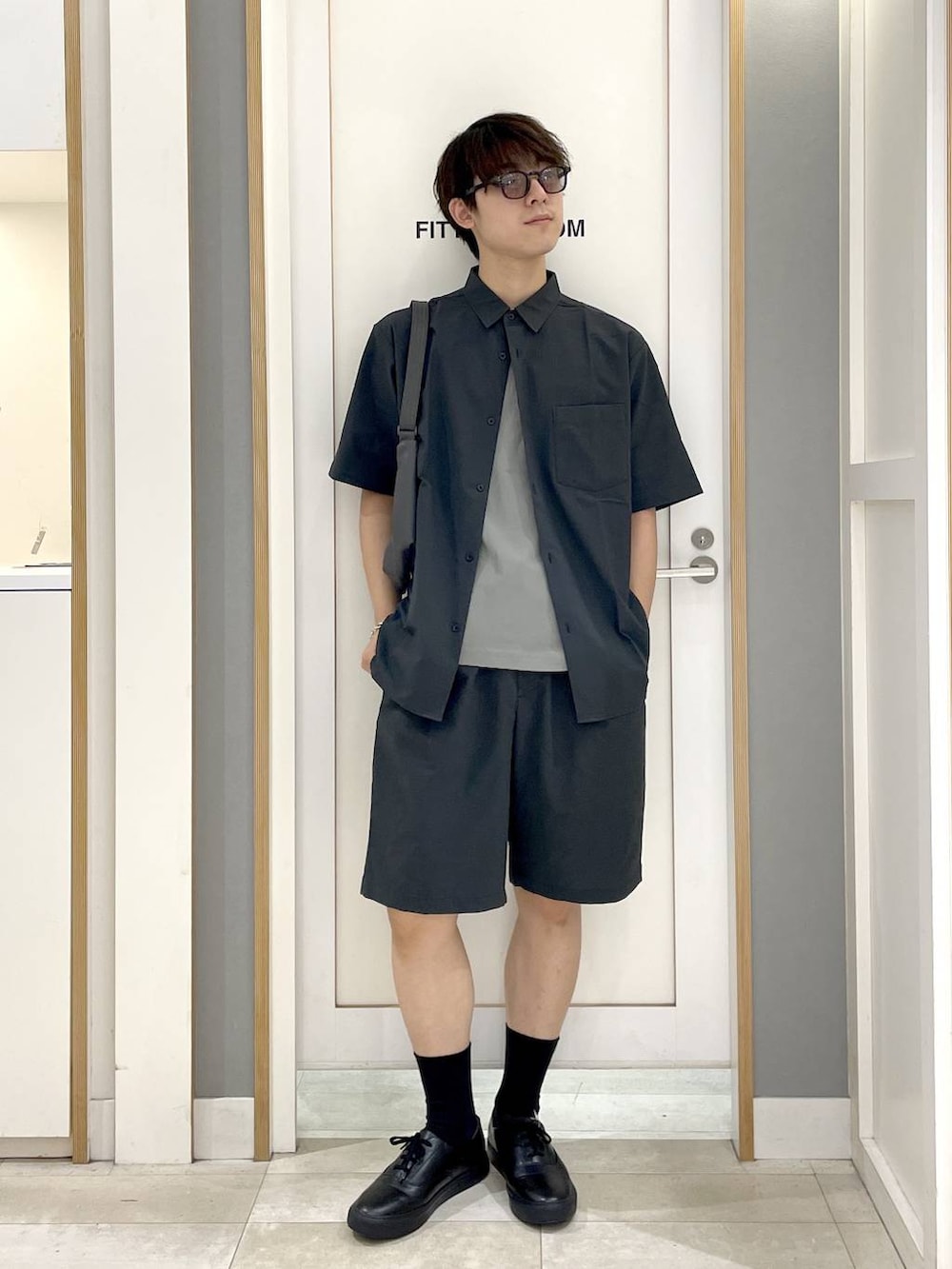 グレー系のその他シューズ、ホワイト系のTシャツ/カットソー、ブラック系のシャツ/ブラウスを着用したメンズの夏コーディネートの2枚目の写真