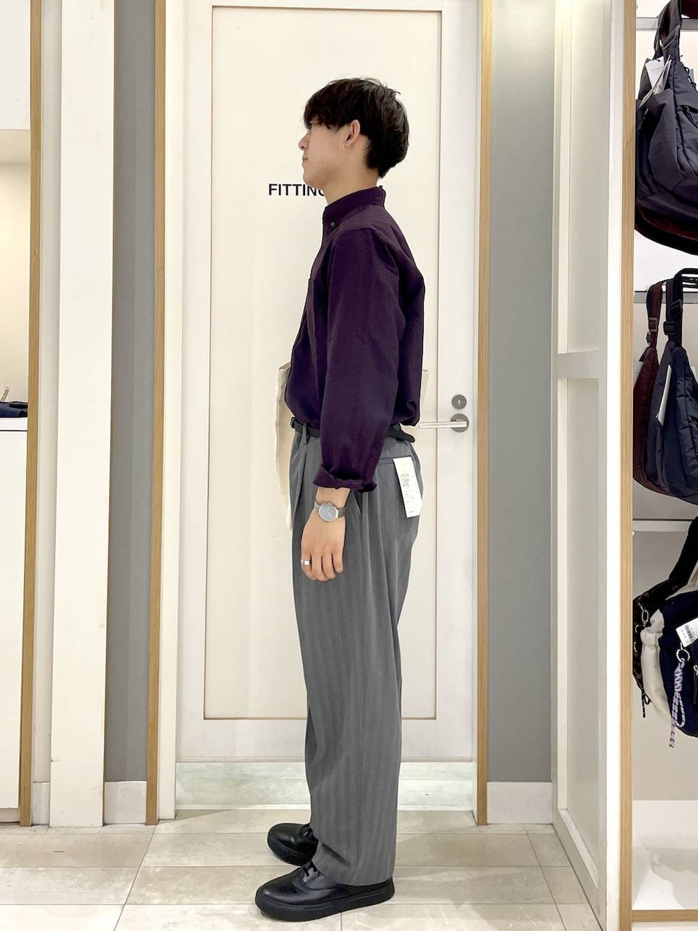 グレー系のその他パンツ、グレー系のその他シューズ、ホワイト系のトートバッグを着用したメンズの夏コーディネートの5枚目の写真