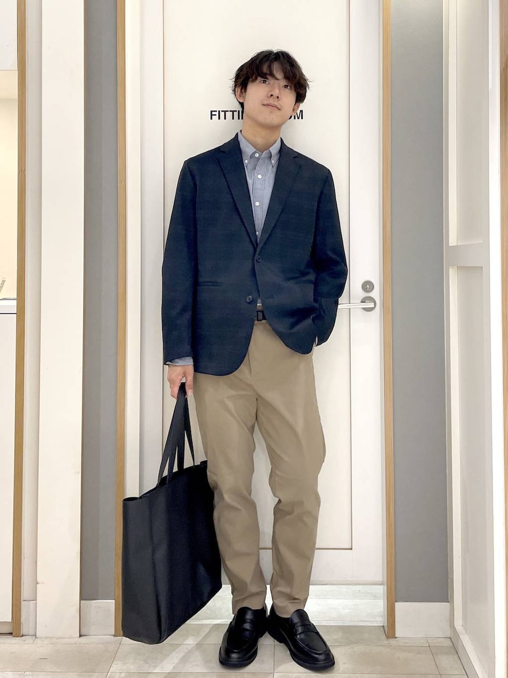 ベージュ系のその他パンツ、ブラック系のトートバッグ、グレー系のその他シューズを着用したメンズの秋コーディネートの3枚目の写真