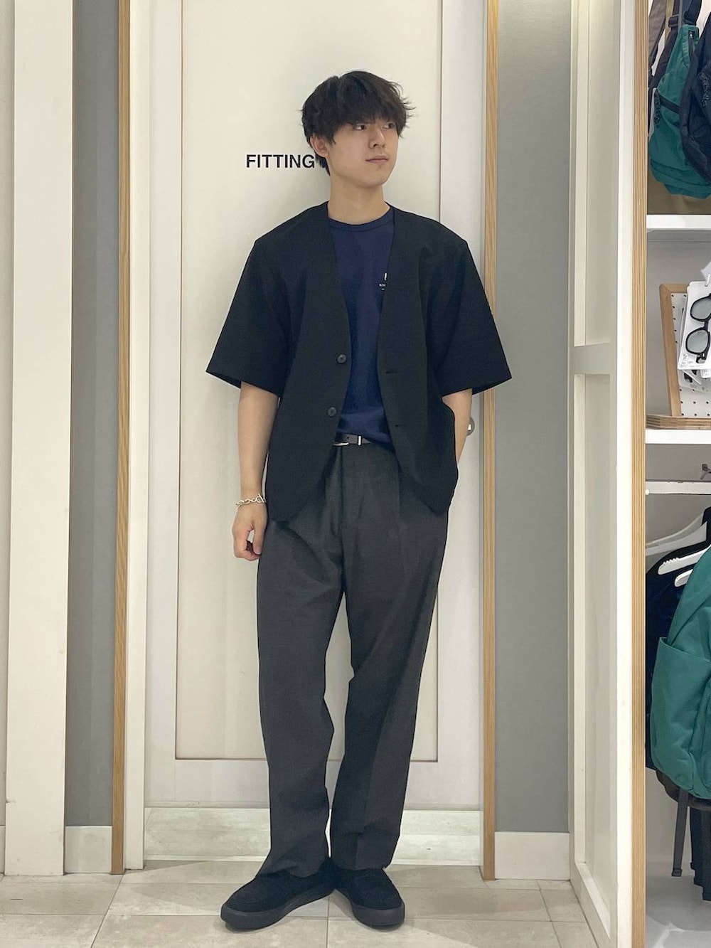 グレー系のその他シューズ、グレー系のスラックス、ブルー系のTシャツ/カットソーを着用したメンズの春コーディネートの3枚目の写真