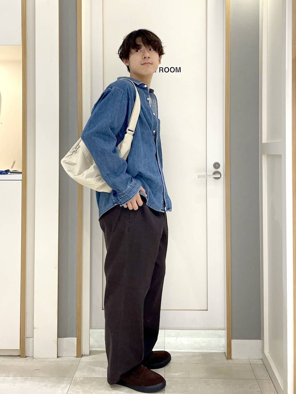 ブルー系のシャツ/ブラウス、ホワイト系のショルダーバッグ、グレー系のその他シューズを着用したメンズの秋コーディネートの5枚目の写真