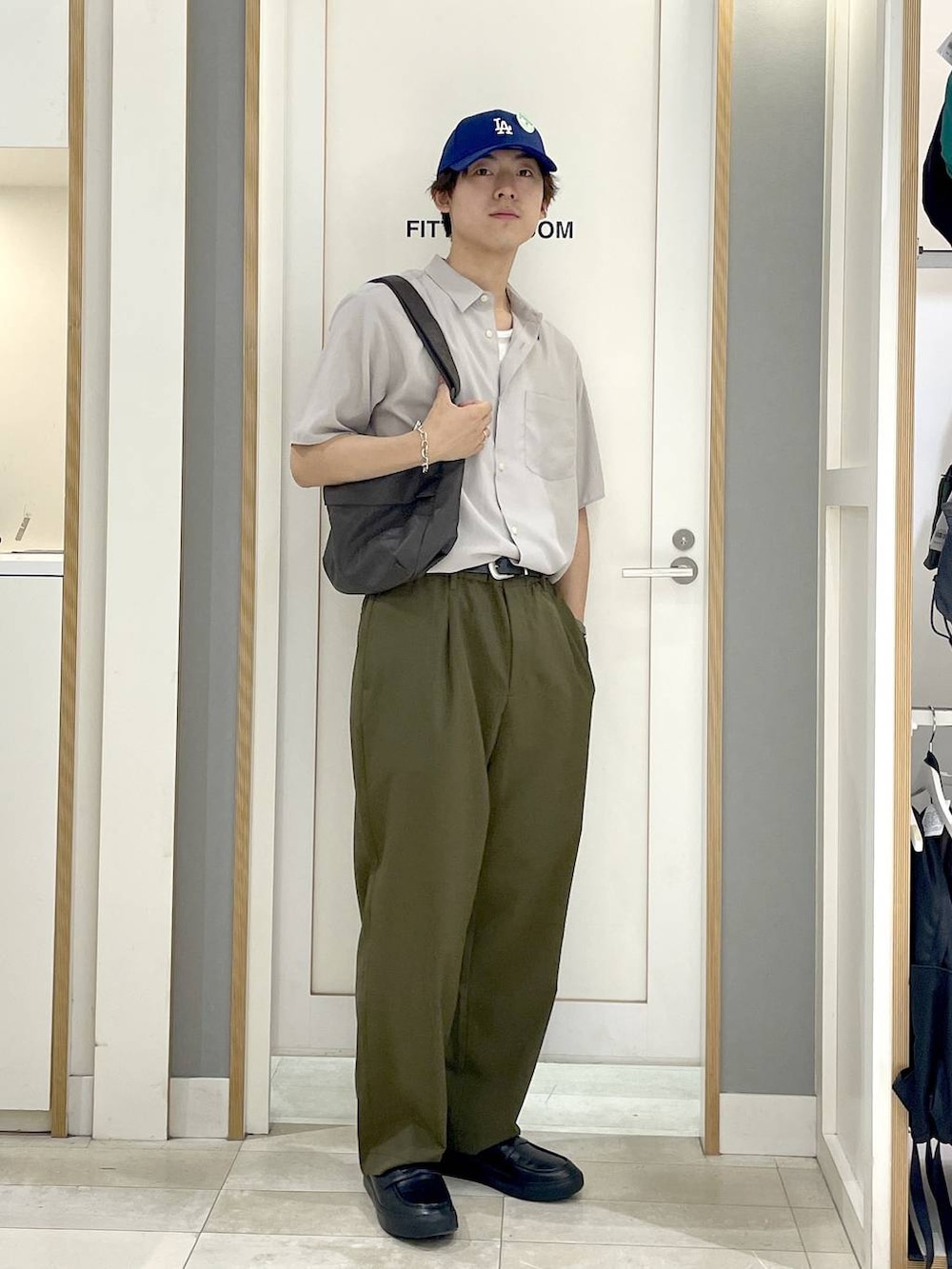 グレー系のその他シューズ、グレー系のショルダーバッグ、グリーン系のその他パンツを着用したメンズの夏コーディネートの2枚目の写真