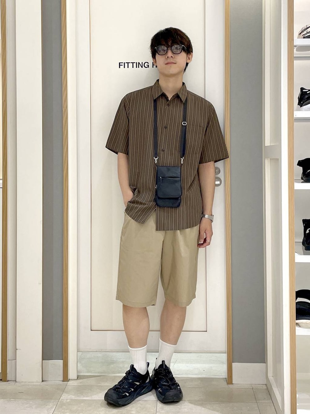 ブラウン系のシャツ/ブラウス、ベージュ系のその他パンツ、その他のショルダーバッグを着用したメンズの夏コーディネートの2枚目の写真