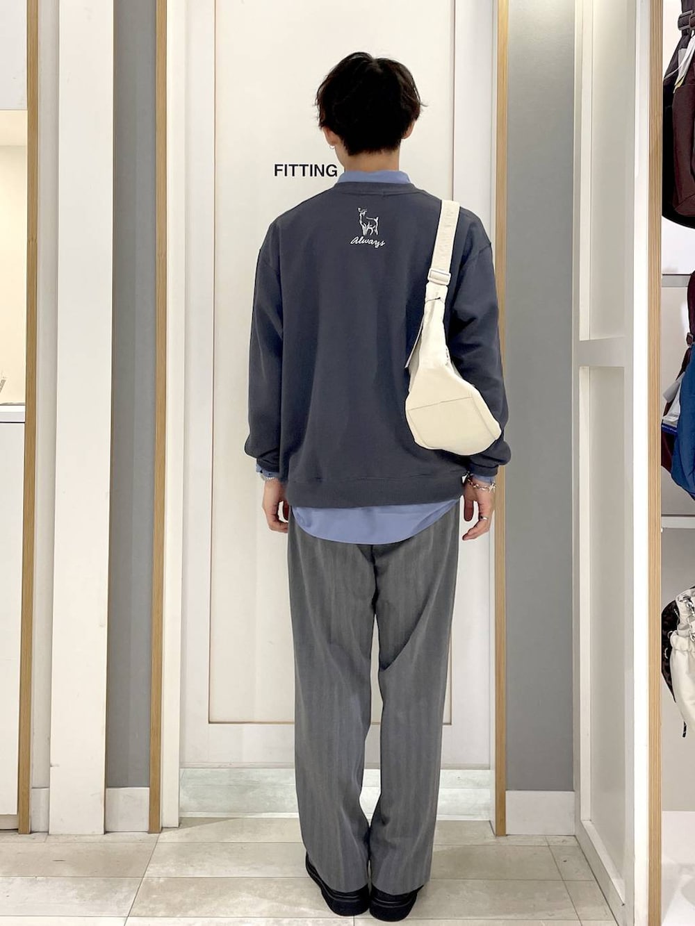 グレー系のスウェット、ホワイト系のショルダーバッグ、グレー系のその他シューズを着用したメンズの秋コーディネートの6枚目の写真