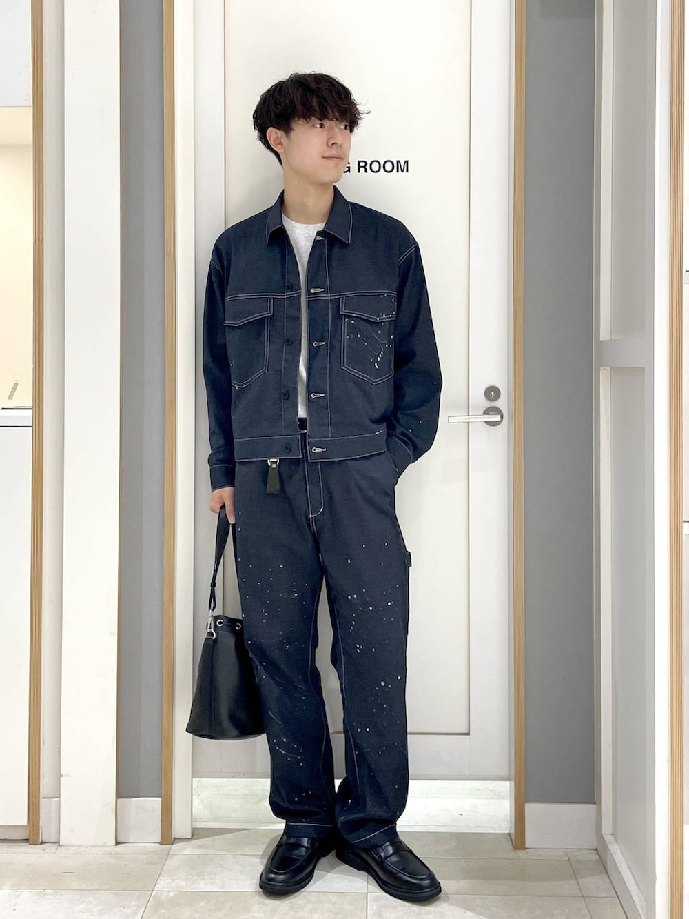 グレー系のTシャツ/カットソー、グレー系のその他シューズを着用したメンズの夏コーディネートの2枚目の写真