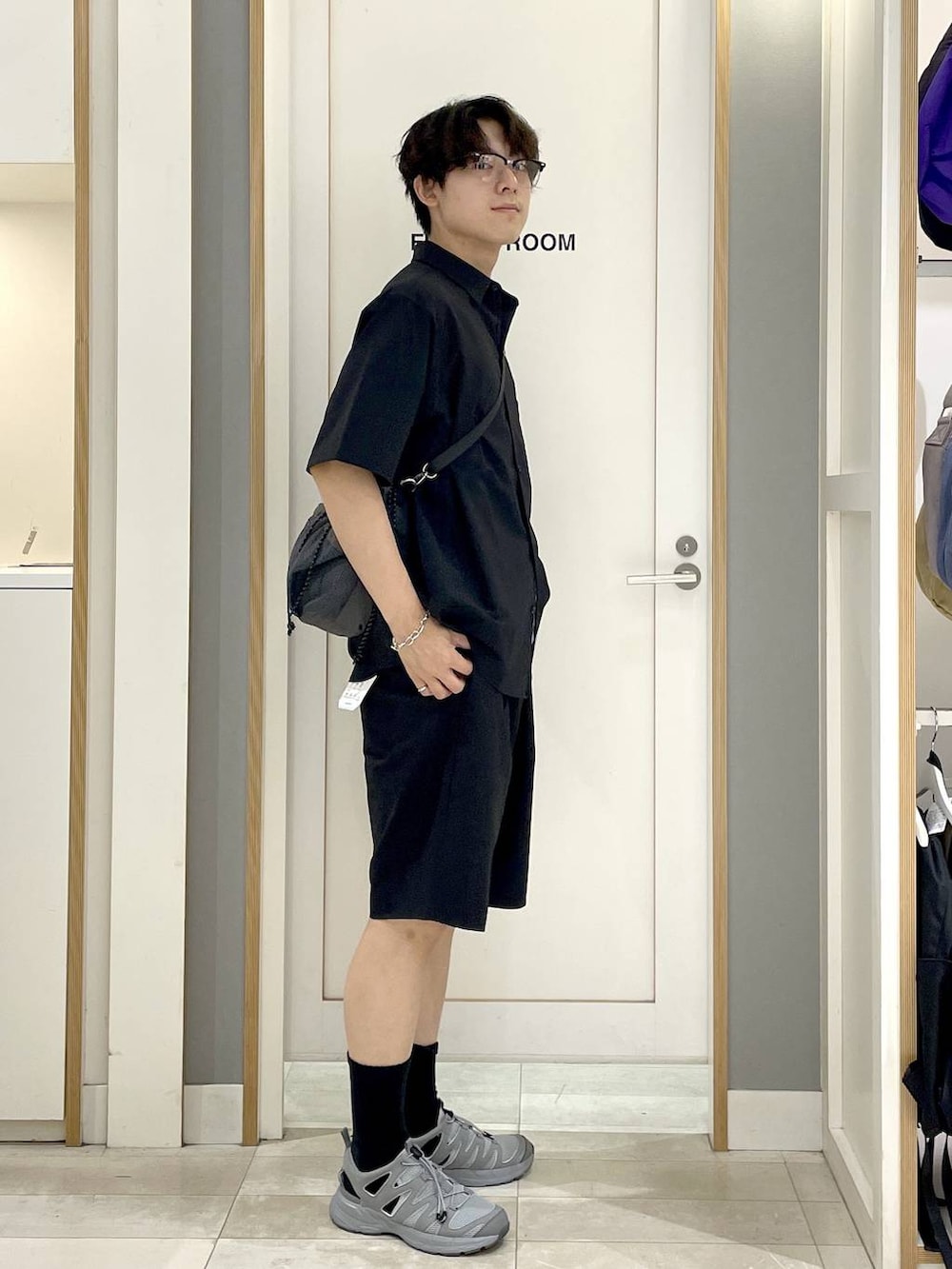 ブルー系のTシャツ/カットソー、ブラック系のシャツ/ブラウス、グレー系のスニーカーを着用したメンズの夏コーディネートの3枚目の写真