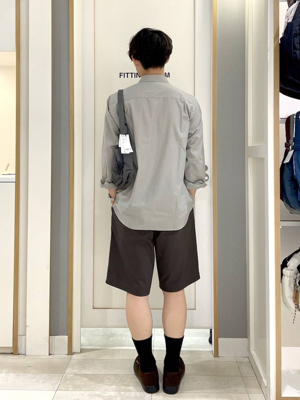 ブラウン系のその他シューズ、ブラウン系のその他パンツ、グレー系のショルダーバッグを着用したメンズの秋コーディネートの5枚目の写真