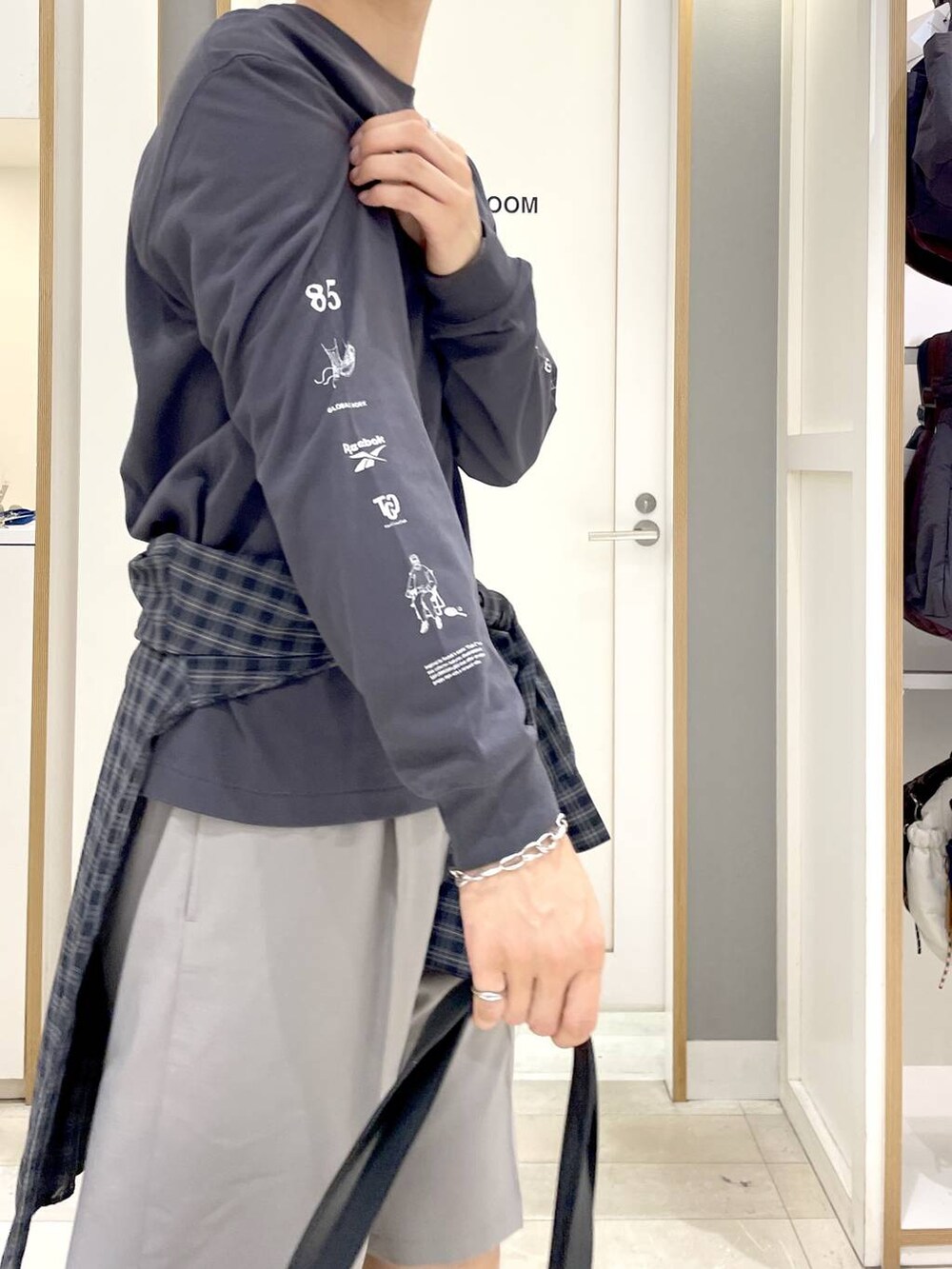 ブラック系のシャツ/ブラウス、ブラック系のトートバッグ、グレー系のその他シューズを着用したメンズの秋コーディネートの2枚目の写真