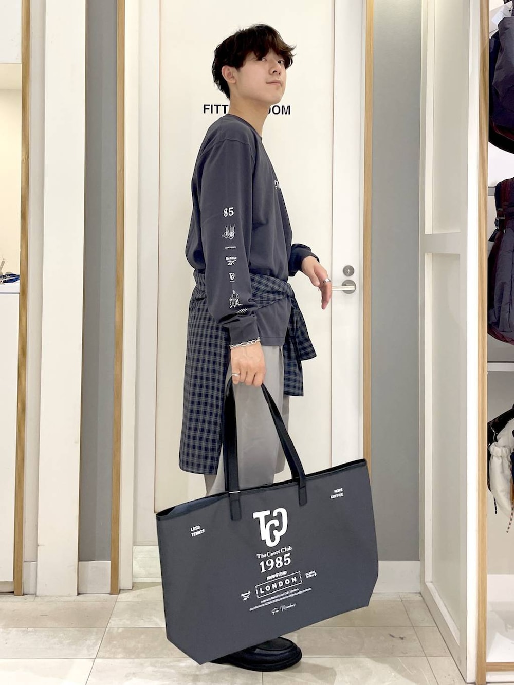 ブラック系のシャツ/ブラウス、ブラック系のトートバッグ、グレー系のその他シューズを着用したメンズの秋コーディネートの6枚目の写真