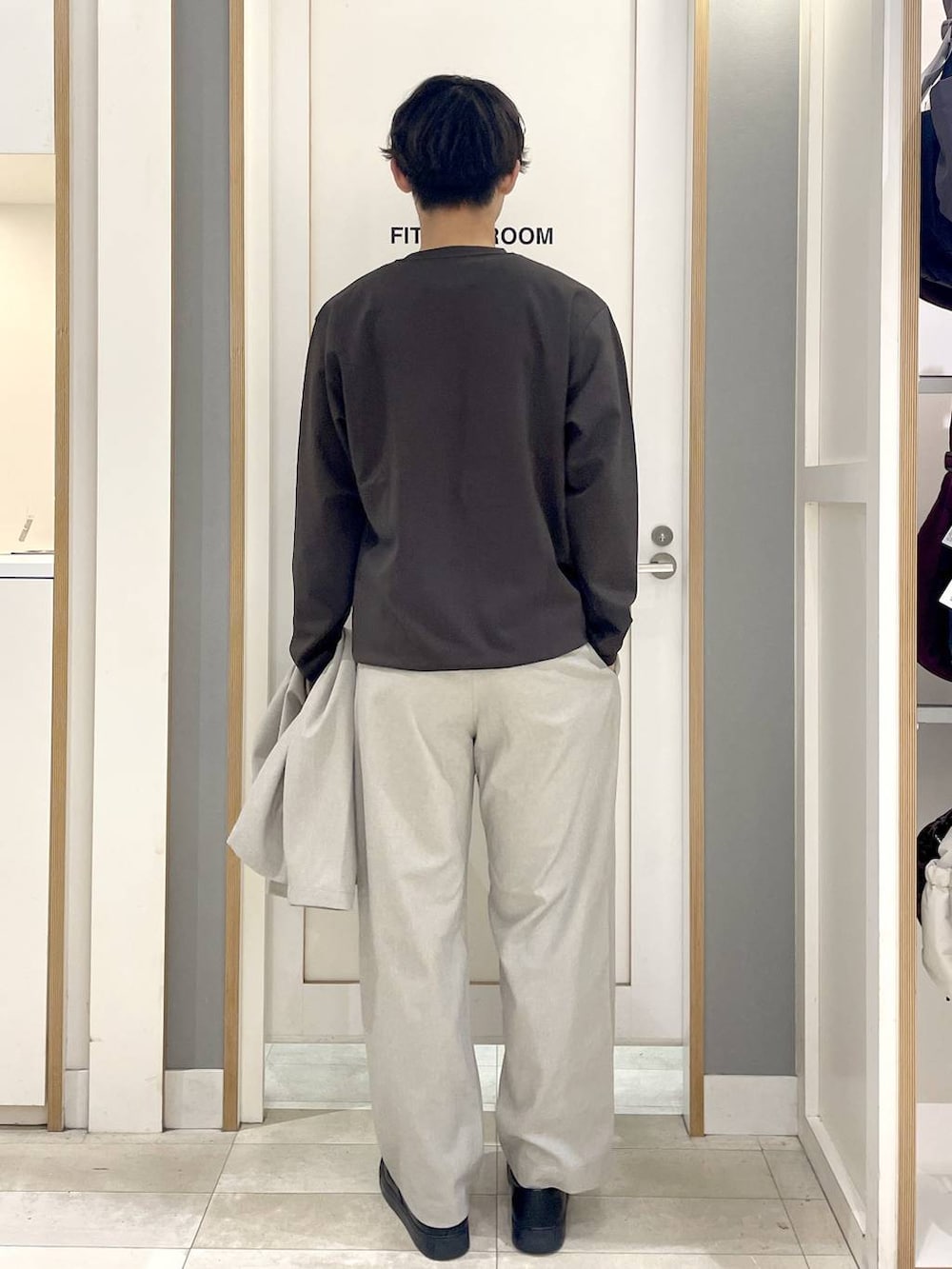 グレー系のその他シューズ、ベージュ系のその他パンツ、ベージュ系のシャツ/ブラウスを着用したメンズの秋コーディネートの6枚目の写真