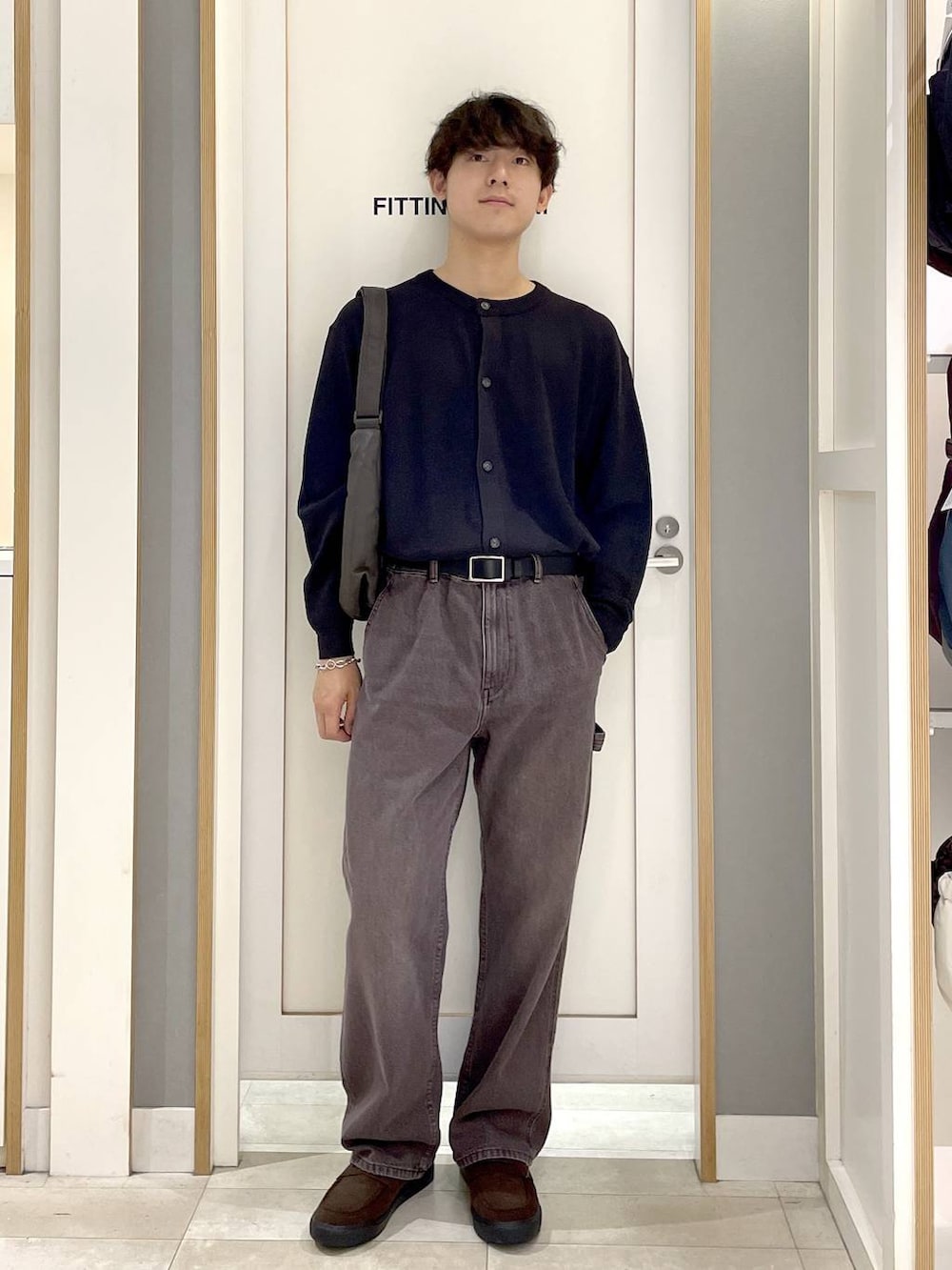 ブラウン系のその他シューズ、グレー系のショルダーバッグ、ブラウン系のデニムパンツを着用したメンズの秋コーディネートの2枚目の写真