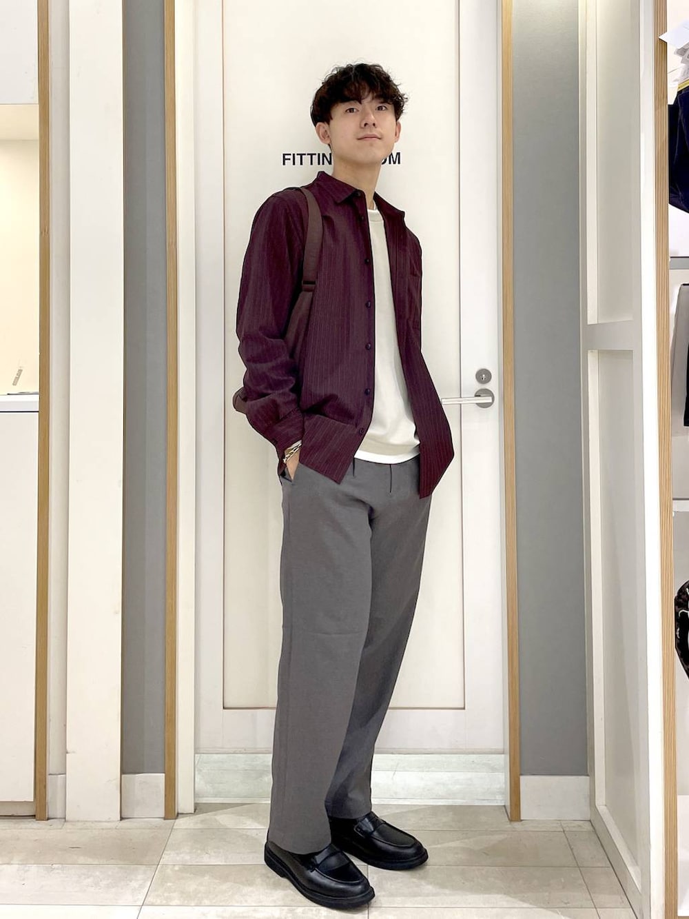 レッド系のショルダーバッグ、グレー系のその他シューズ、グレー系のその他パンツを着用したメンズの秋コーディネートの2枚目の写真
