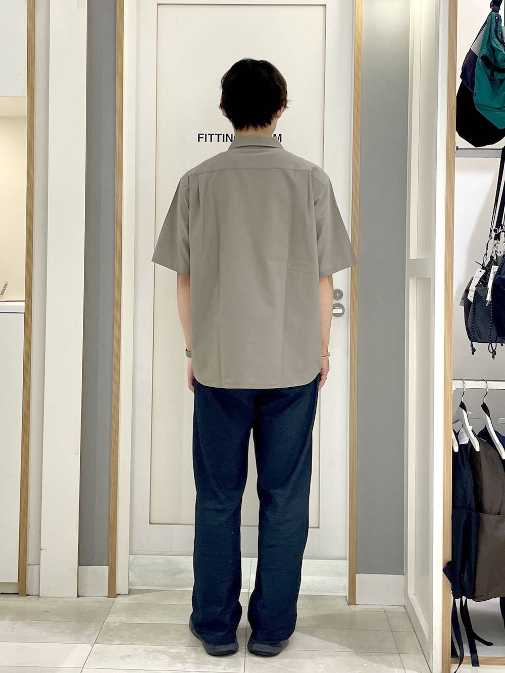 ブラウン系のシャツ/ブラウス、ブルー系のデニムパンツを着用したメンズの夏コーディネートの5枚目の写真