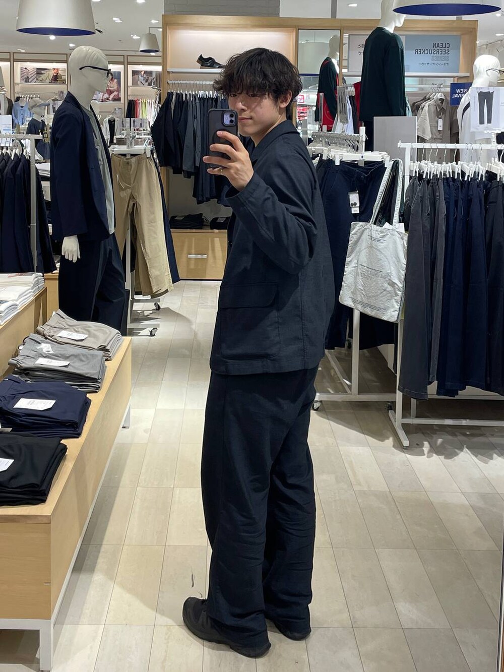 ブラック系のスニーカー、ブルー系のTシャツ/カットソー、ブルー系のデニムパンツを着用したメンズの夏コーディネートの2枚目の写真