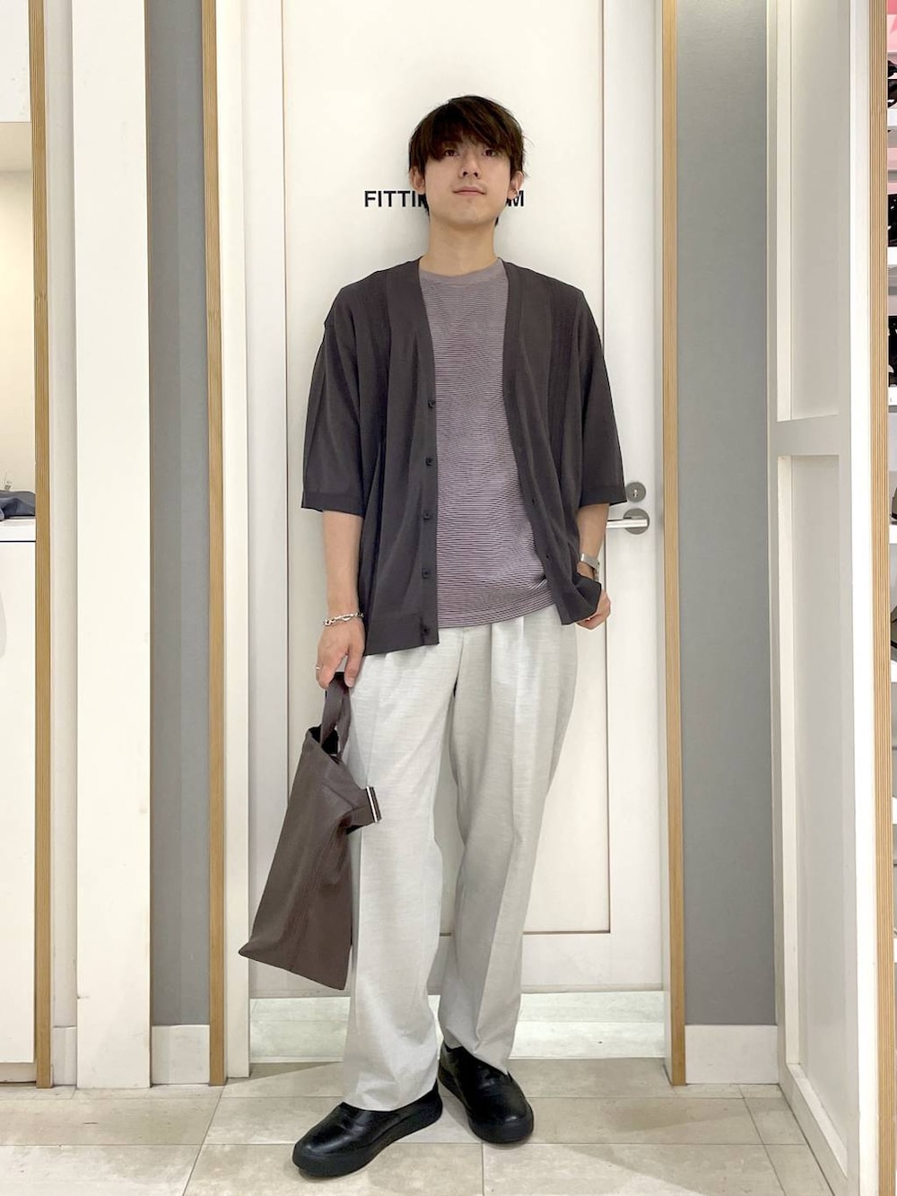 グレー系のその他シューズ、ホワイト系のスラックス、ベージュ系のTシャツ/カットソーを着用したメンズの夏コーディネートの3枚目の写真