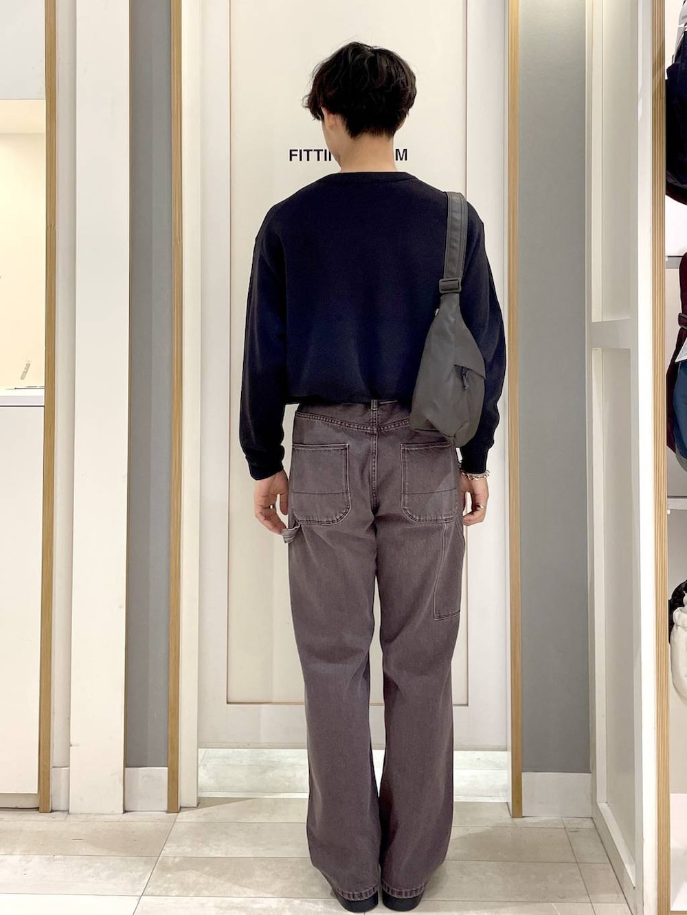 ブラウン系のその他シューズ、グレー系のショルダーバッグ、ブラウン系のデニムパンツを着用したメンズの秋コーディネートの5枚目の写真