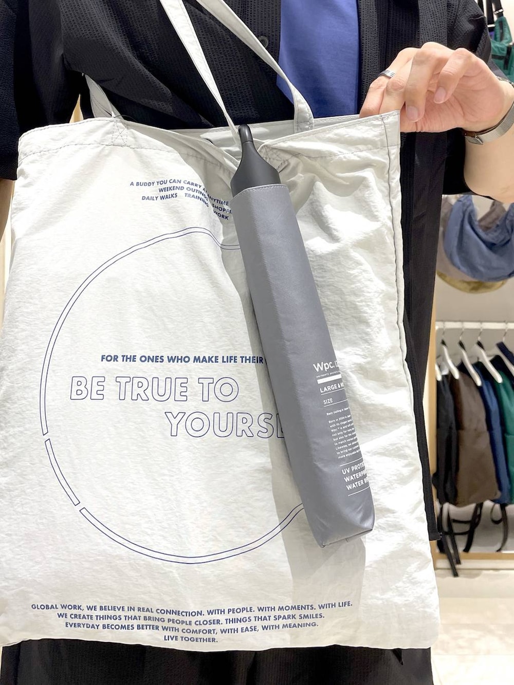 ブラック系のスニーカー、ブラック系のシャツ/ブラウス、ブルー系のTシャツ/カットソーを着用したメンズの夏コーディネートの4枚目の写真