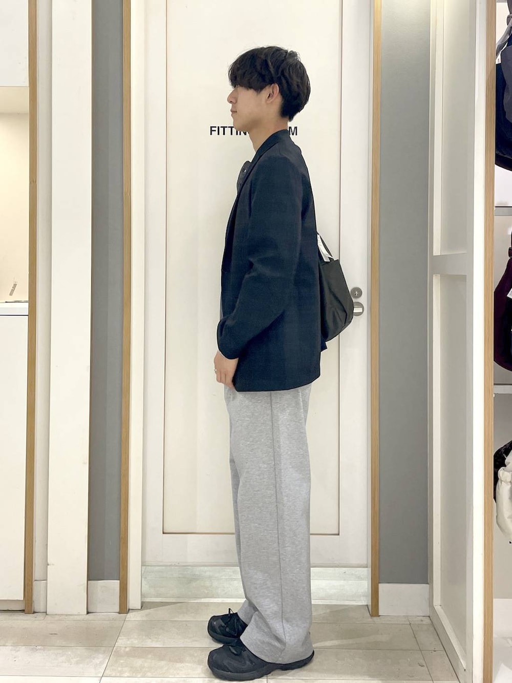 グレー系のその他パンツ、グレー系のTシャツ/カットソー、ブラック系のスニーカーを着用したメンズの秋コーディネートの4枚目の写真