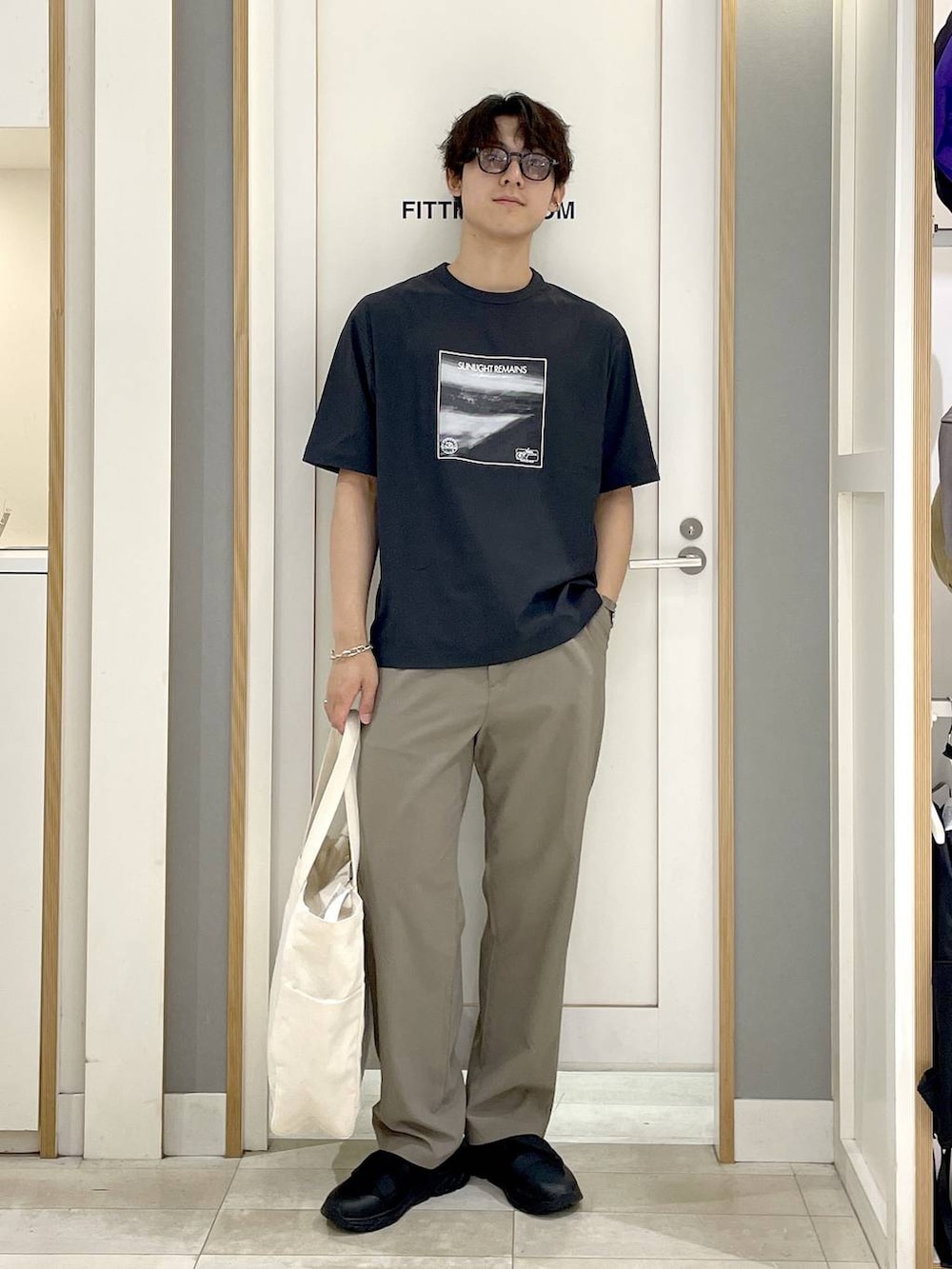 ホワイト系のトートバッグ、グレー系のTシャツ/カットソー、ブラウン系のその他パンツを着用したメンズの夏コーディネートの2枚目の写真