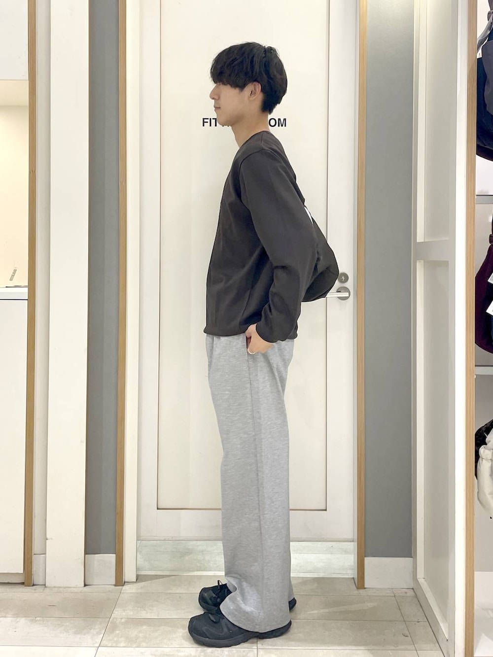 グレー系のその他パンツ、ブラック系のスニーカー、グレー系のショルダーバッグを着用したメンズの秋コーディネートの5枚目の写真
