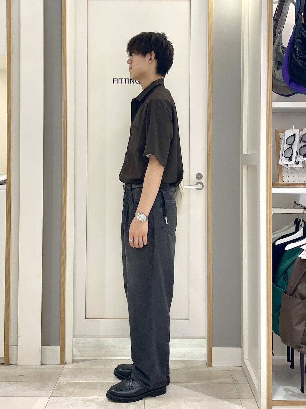 ベージュ系のショルダーバッグ、ベージュ系のTシャツ/カットソー、グレー系のその他シューズを着用したメンズの夏コーディネートの3枚目の写真
