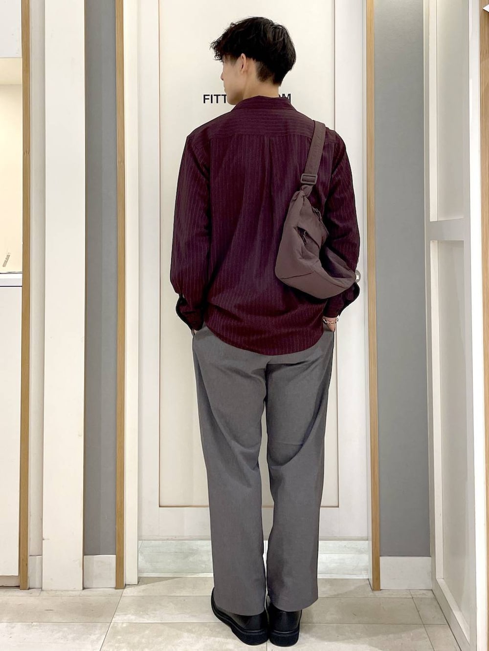 レッド系のショルダーバッグ、グレー系のその他シューズ、グレー系のその他パンツを着用したメンズの秋コーディネートの7枚目の写真