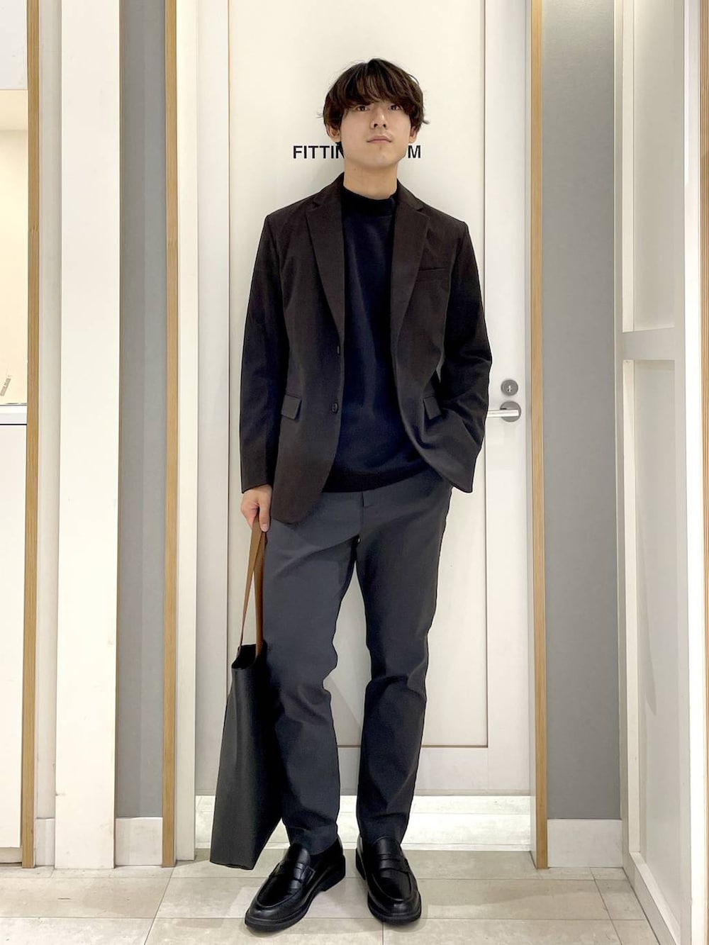 グレー系のその他パンツ、ブラック系のトートバッグ、グレー系のその他シューズを着用したメンズの秋コーディネートの2枚目の写真