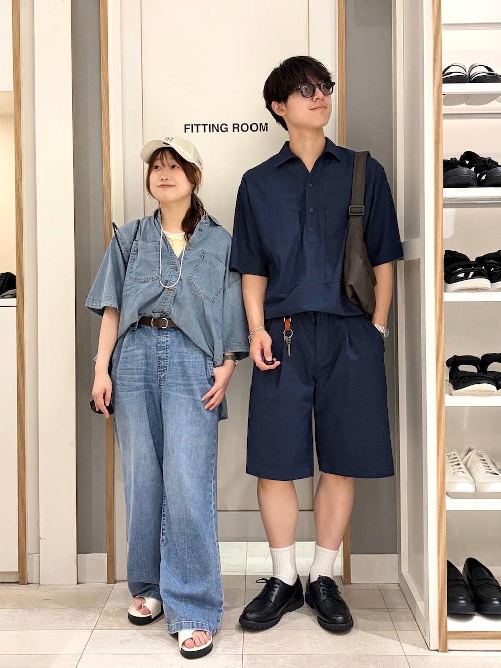ブラウン系のショルダーバッグ、ブルー系のデニムパンツ、グレー系のその他シューズを着用したメンズの夏コーディネートの2枚目の写真