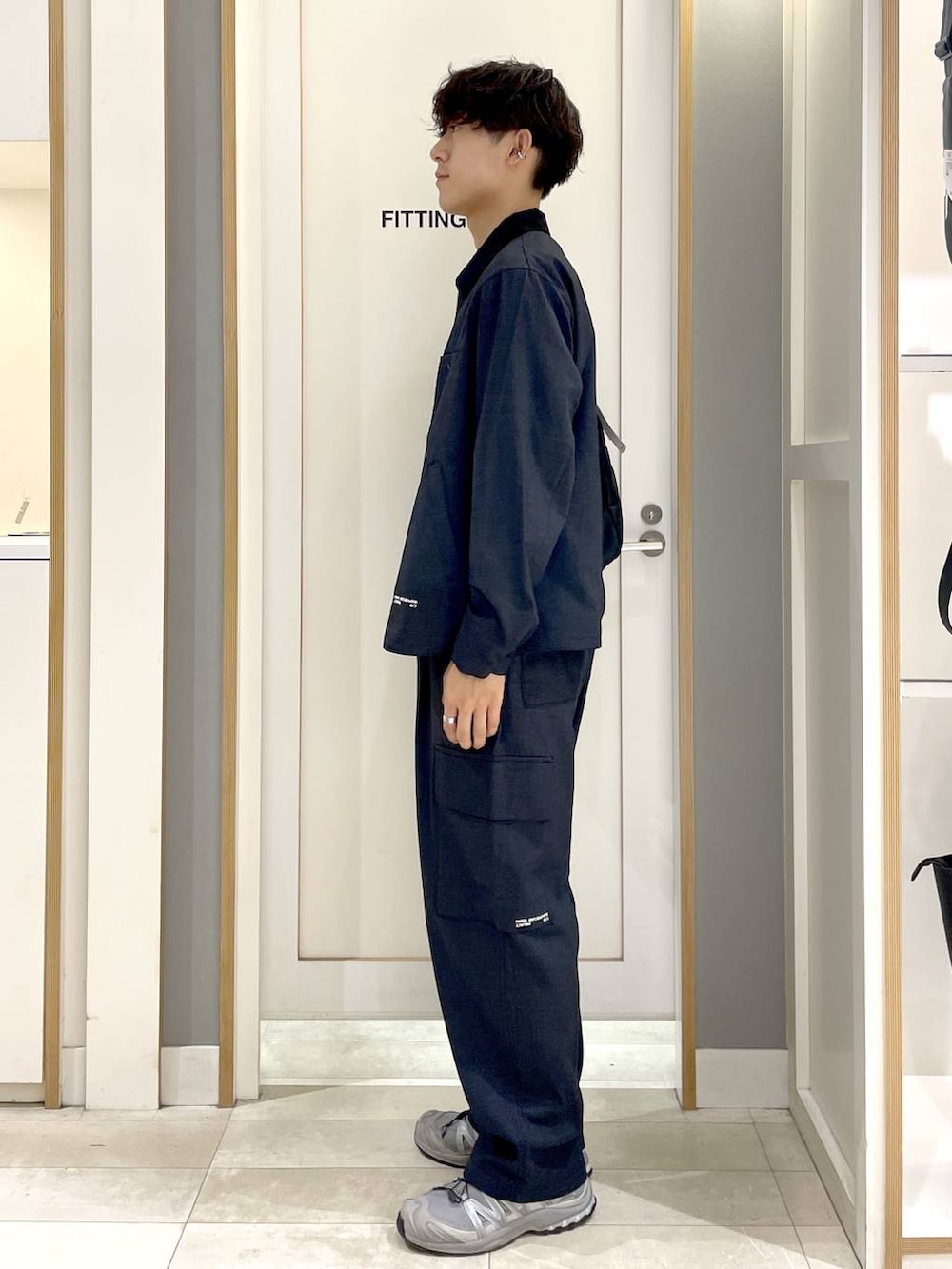 ブラック系のTシャツ/カットソー、ブラック系のショルダーバッグ、ブルー系のデニムパンツを着用したメンズの秋コーディネートの6枚目の写真