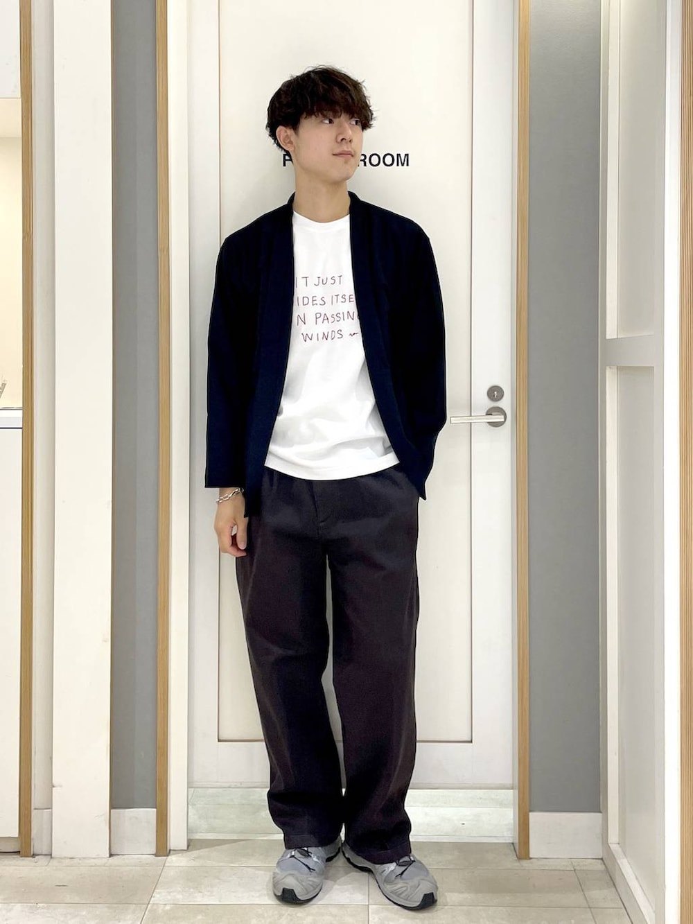 ブラック系のカーディガン/ボレロ、その他のTシャツ/カットソーを着用したメンズの秋コーディネートの2枚目の写真