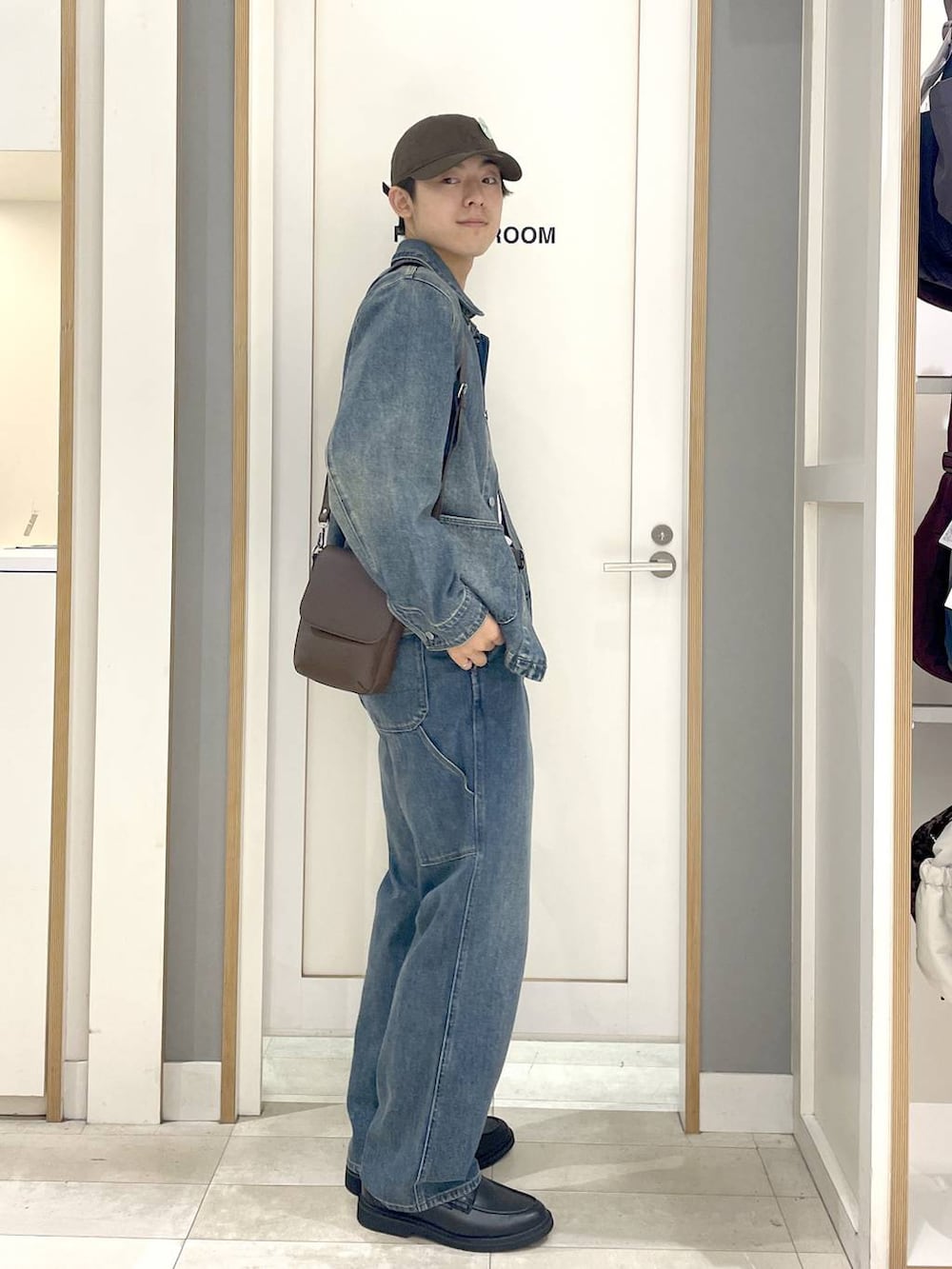 グレー系のその他シューズ、ブルー系のデニムパンツ、ブルー系のデニムジャケットを着用したメンズの秋コーディネートの4枚目の写真