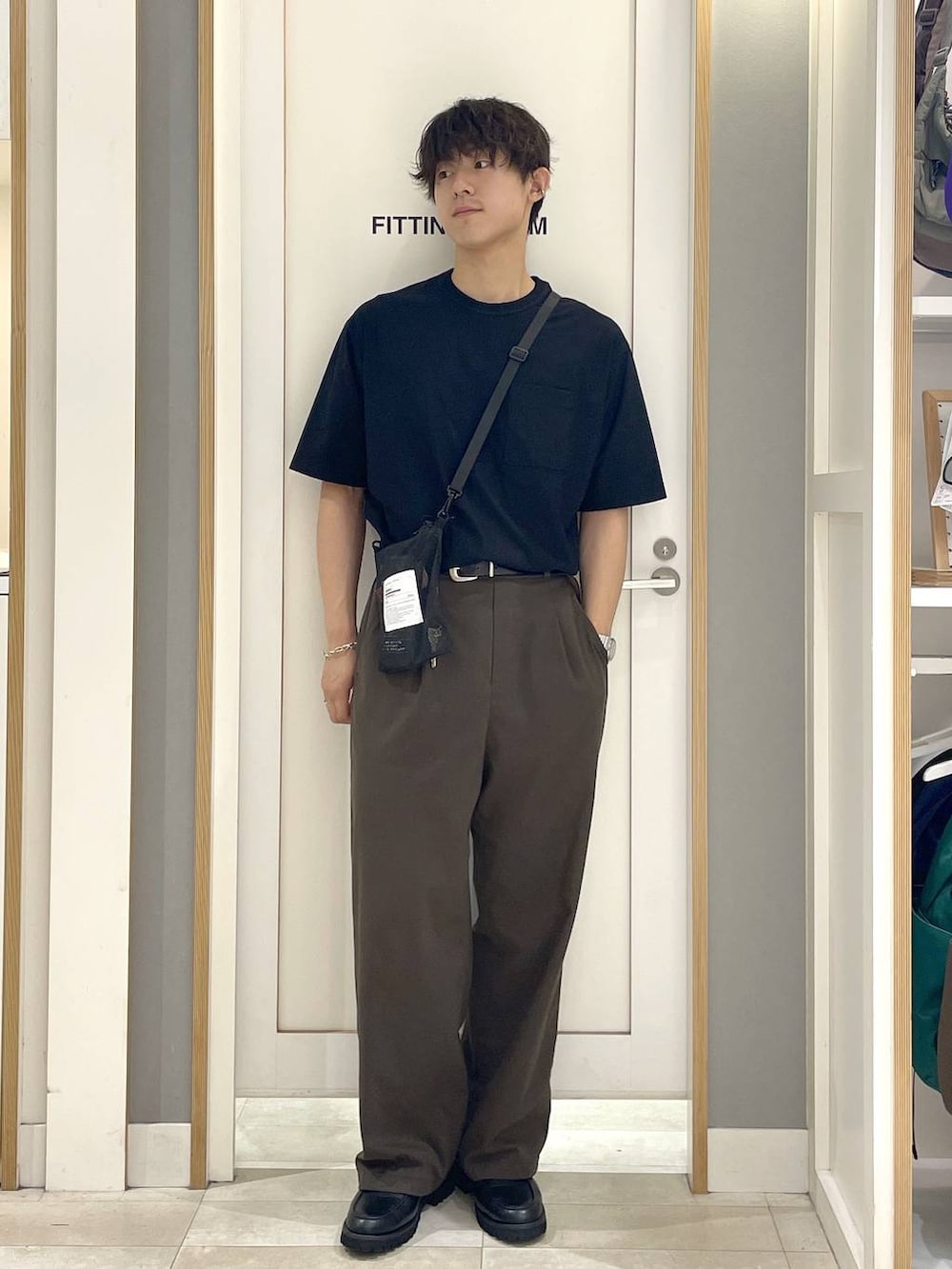ブラウン系のその他パンツ、ブラック系のTシャツ/カットソー、グレー系のその他シューズを着用したメンズの夏コーディネートの3枚目の写真