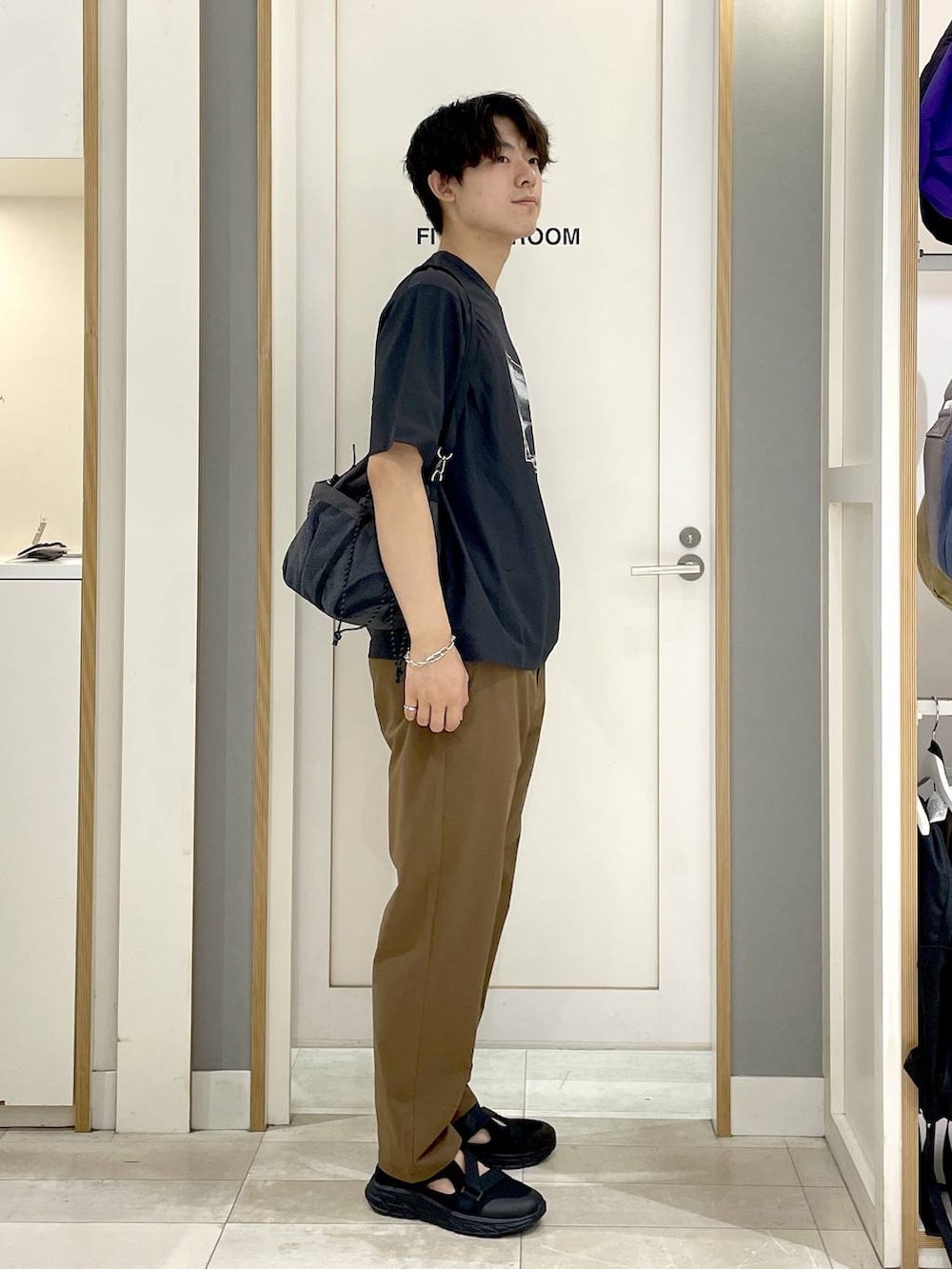 グレー系のTシャツ/カットソー、グレー系のショルダーバッグ、イエロー系のその他パンツを着用したメンズの夏コーディネートの3枚目の写真