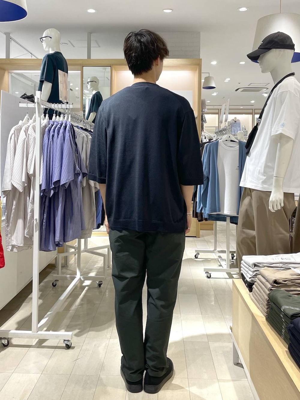 グレー系のその他シューズ、グレー系のTシャツ/カットソー、グリーン系のその他パンツを着用したメンズの夏コーディネートの4枚目の写真