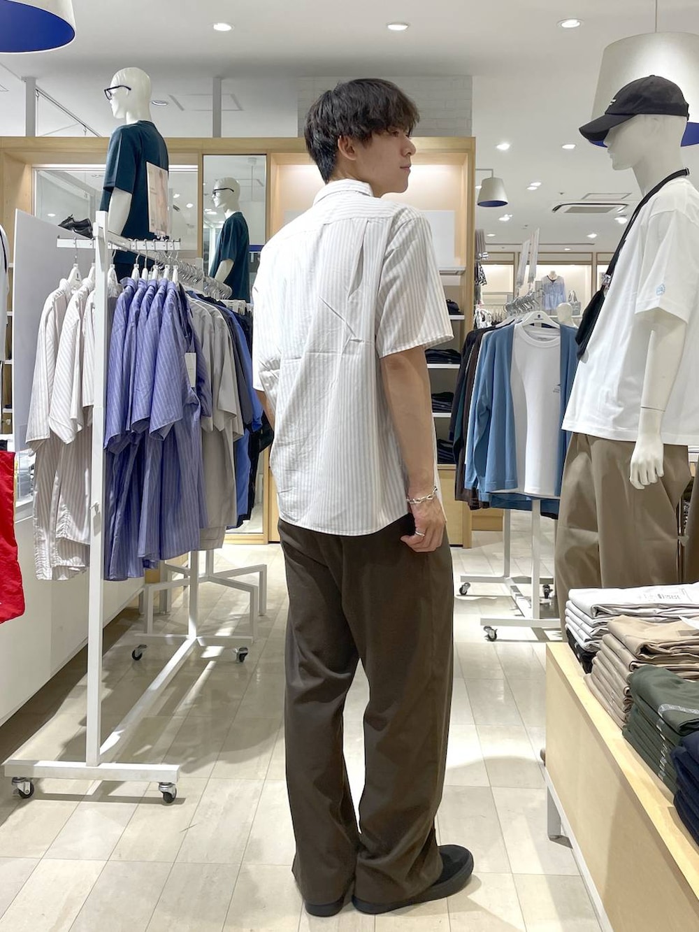 グレー系のその他シューズ、ブラウン系のその他パンツ、ホワイト系のシャツ/ブラウスを着用したメンズの春コーディネートの2枚目の写真
