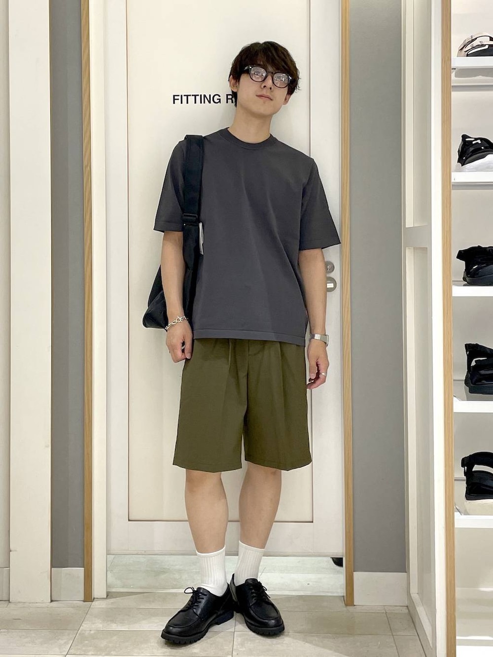 ブラック系のショルダーバッグ、グレー系のその他シューズ、グリーン系のその他パンツを着用したメンズの夏コーディネートの4枚目の写真