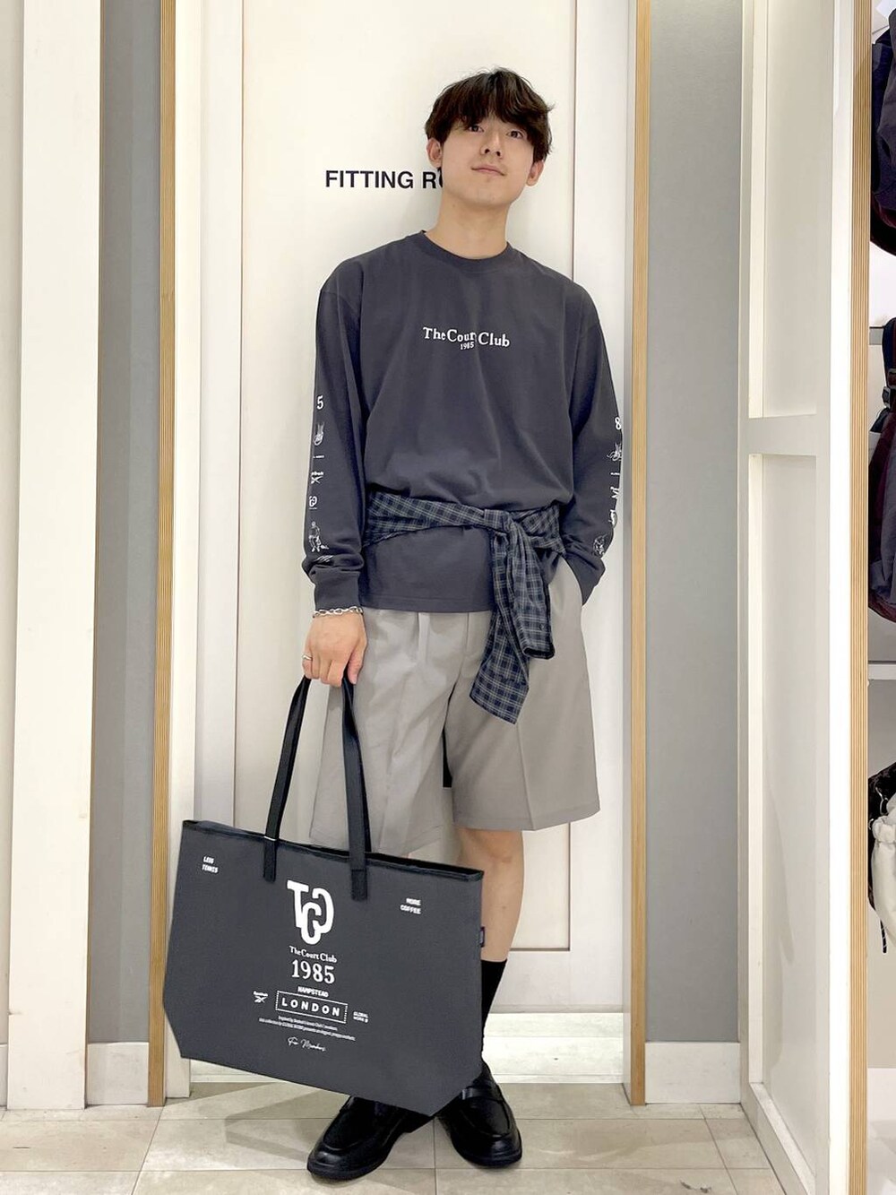 ブラック系のシャツ/ブラウス、ブラック系のトートバッグ、グレー系のその他シューズを着用したメンズの秋コーディネートの4枚目の写真