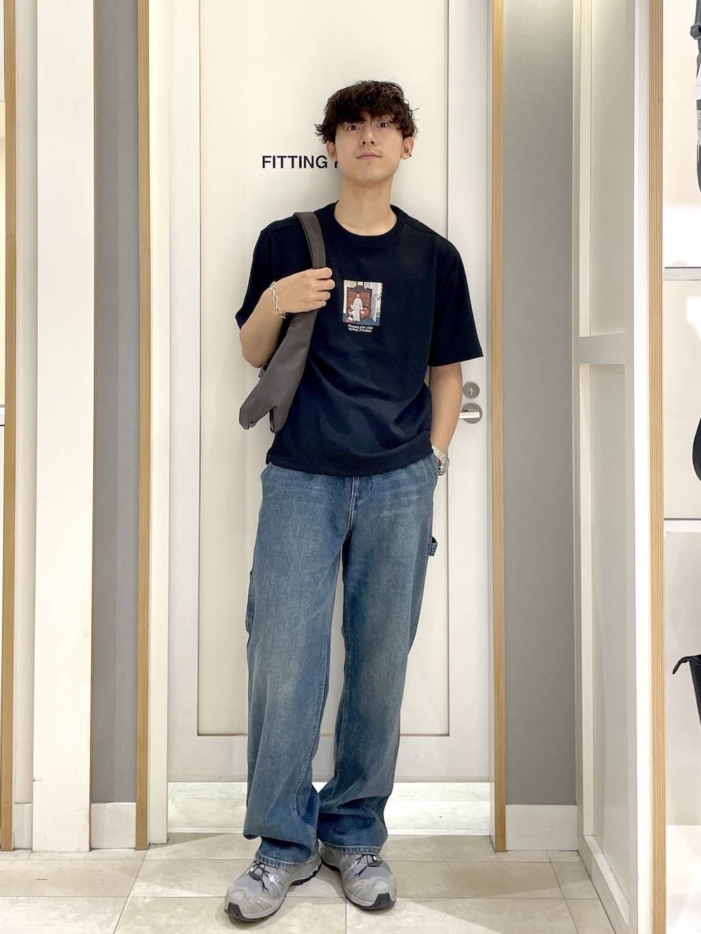 ブラック系のTシャツ/カットソー、ブラウン系のショルダーバッグ、ブルー系のデニムパンツを着用したメンズの夏コーディネートの3枚目の写真