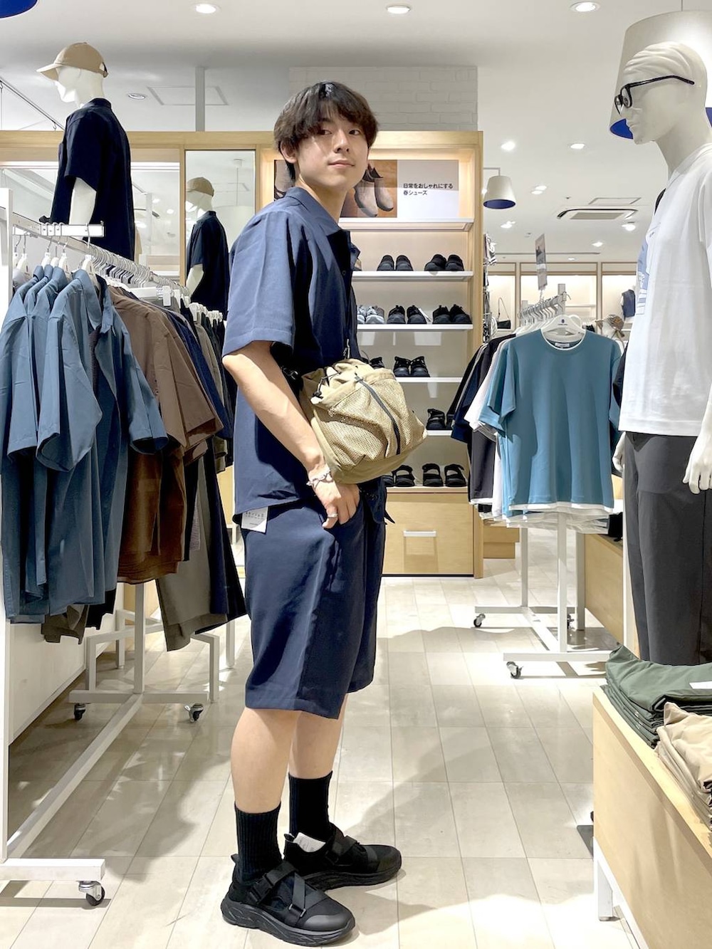 ブルー系のシャツ/ブラウス、ブルー系のその他パンツ、ベージュ系のショルダーバッグを着用したメンズの夏コーディネートの2枚目の写真