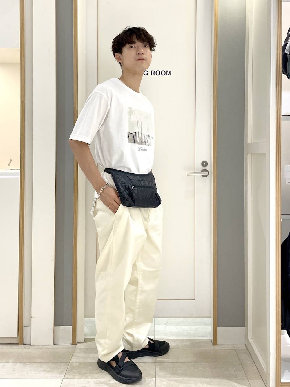 その他のTシャツ/カットソー、ブラック系のショルダーバッグ、ブラック系のサンダルを着用したメンズの夏コーディネートの6枚目の写真