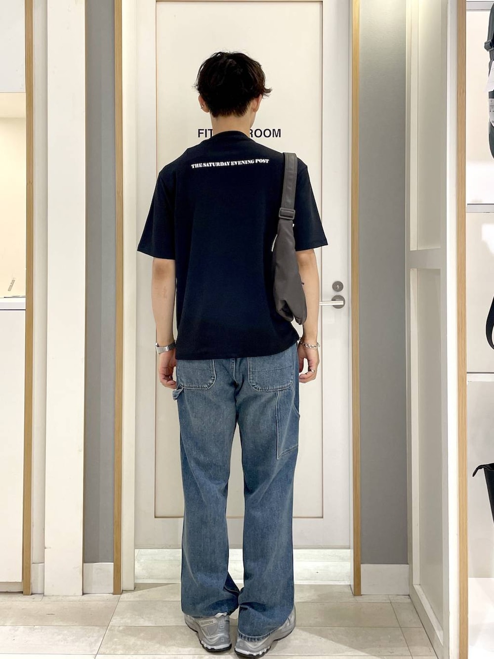 ブラック系のTシャツ/カットソー、ブラウン系のショルダーバッグ、ブルー系のデニムパンツを着用したメンズの夏コーディネートの6枚目の写真